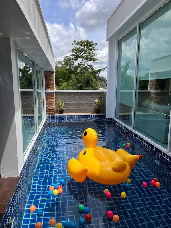 สระว่ายน้ำส่วนตัวของ Blue Sky Pool Villa